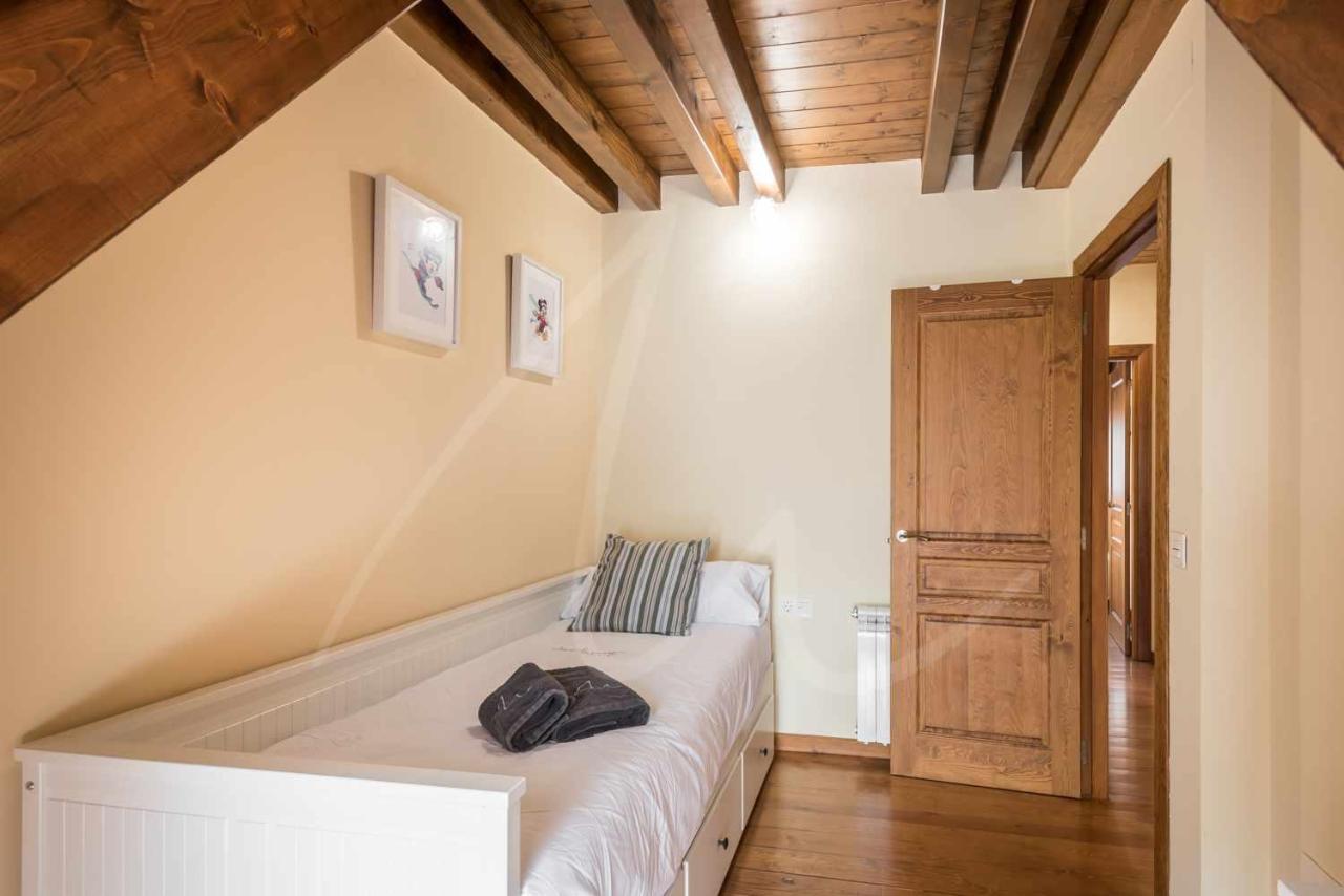 Casa Artiga De Lin By Seamount Rentals Les Bordes Экстерьер фото