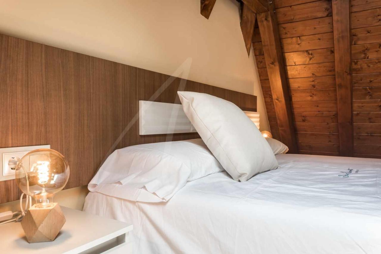 Casa Artiga De Lin By Seamount Rentals Les Bordes Экстерьер фото